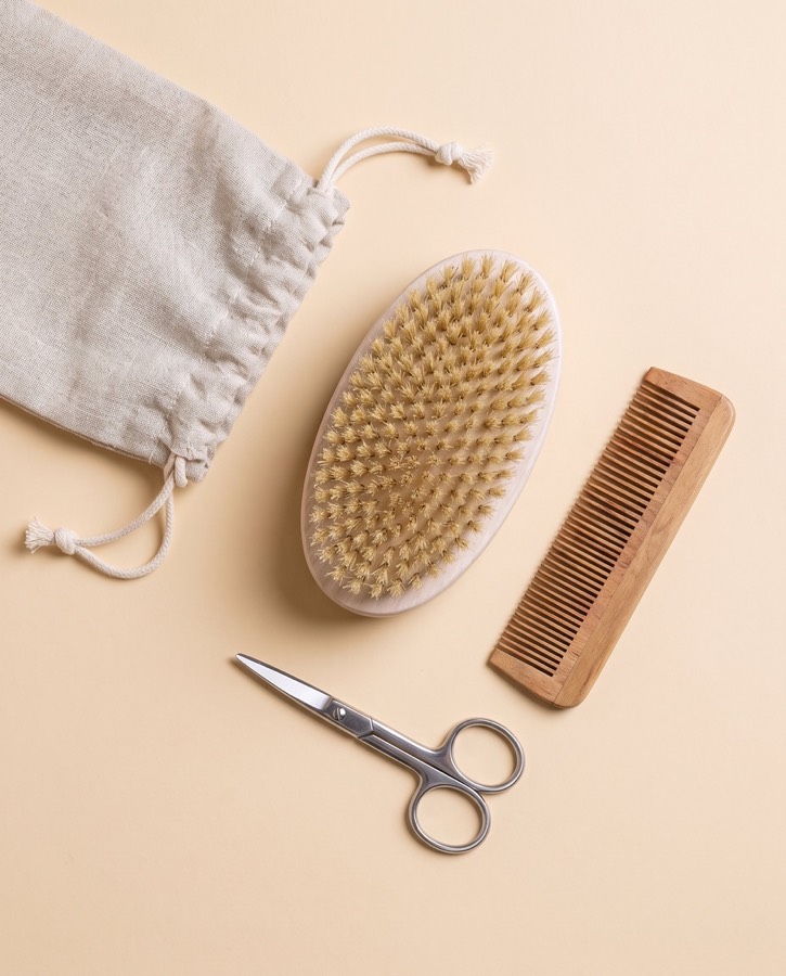 Grooming set: boar bristle brush, comb, scissors and pouch